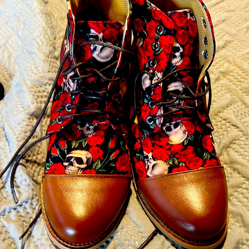 Skull lace up vintage ankle boots.